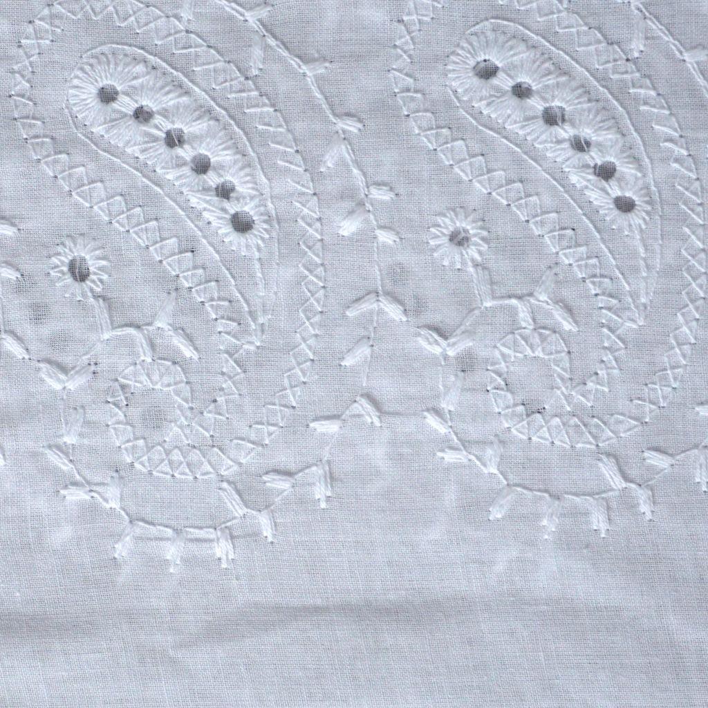 Preview: Lochstickerei leichte Baumwolle Paisley weiß